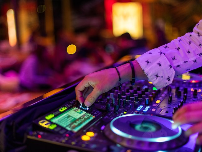 Dj bar in doha
